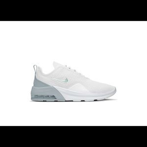 Women's Nike Air Max Motion Sneaker in White/Ocean Cube/Ghost Aqua  size 8.5 GUC